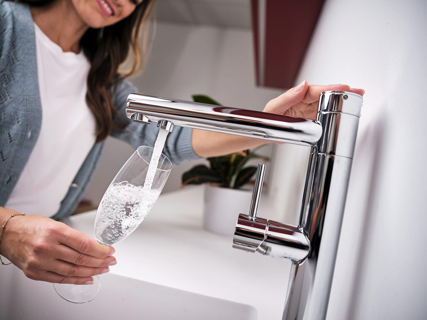 viwa Trinkwasserfeinfilter beim Befüllen eines Glases an der Küchenarmatur